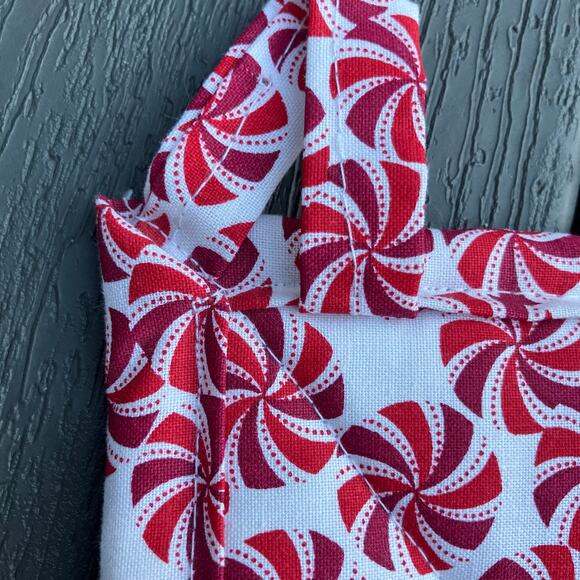 Peppermint candy print set of 2 potholders, Christmas holiday winter theme - Picture 5 of 6